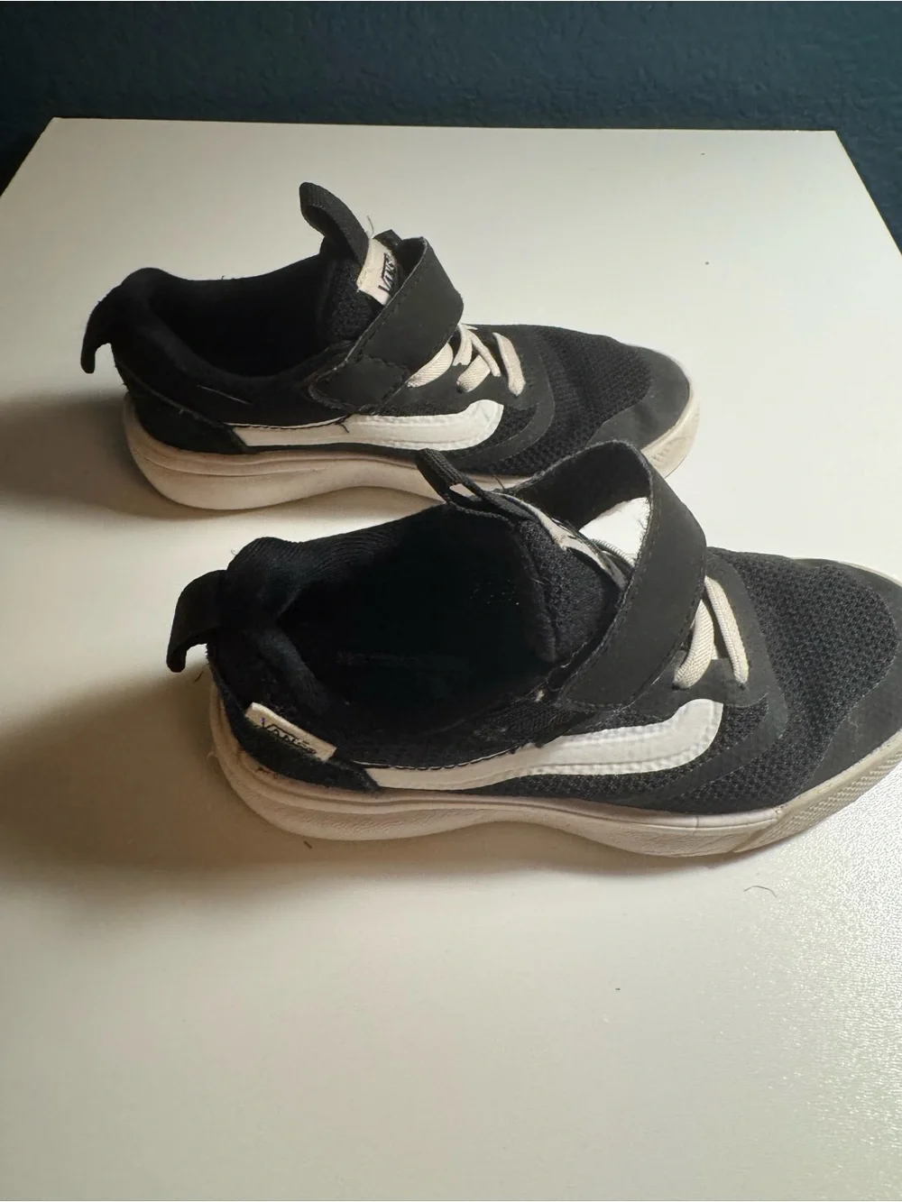 Vans Kids' Black and White Ultrarange Sneakers sz 11